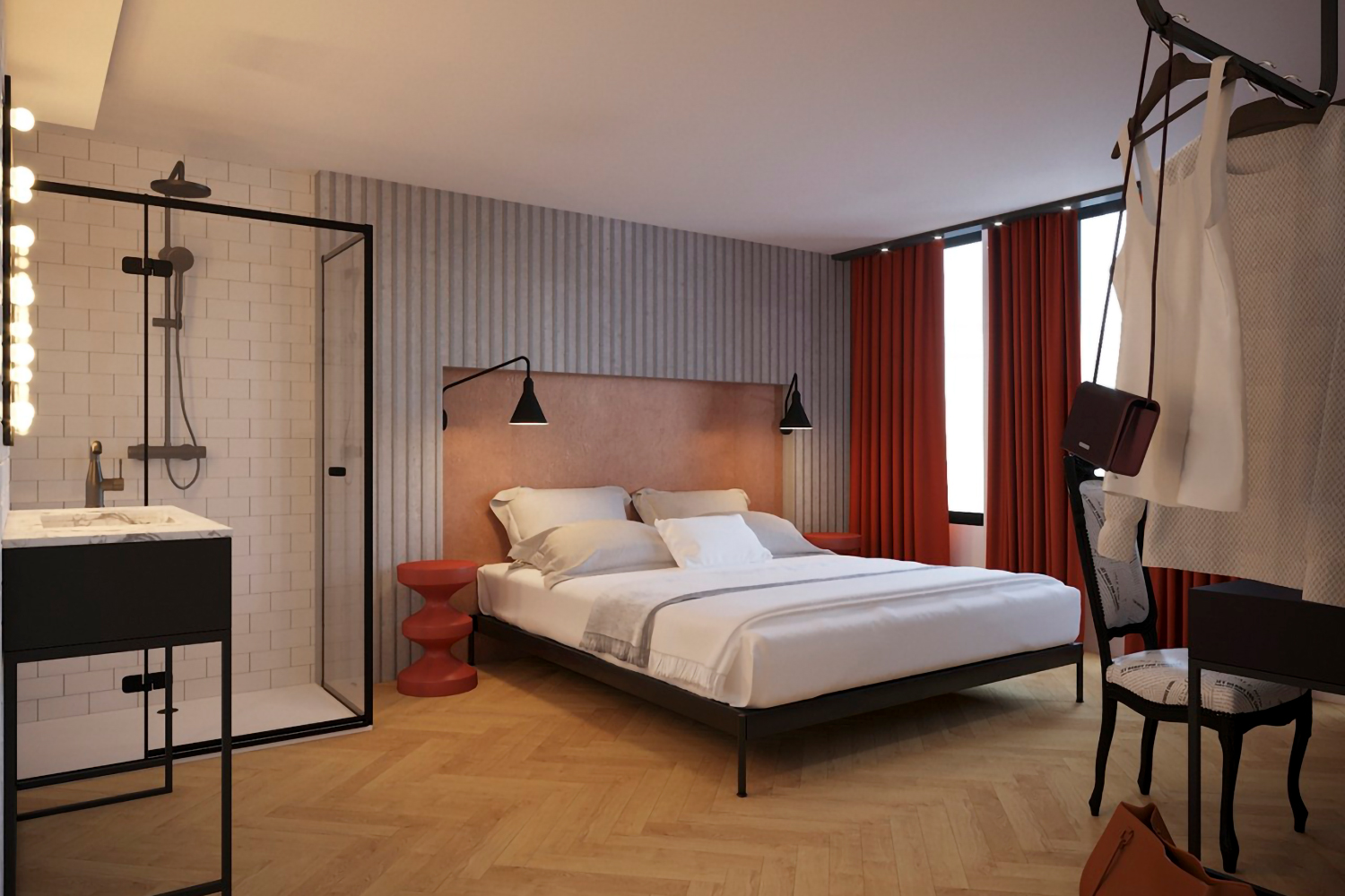 Chambre d'hôtel moderne Ibis_KAI avec un grand lit aux draps blancs, flanqué de tables de chevet rouges et d'appliques murales noires. À gauche, il y a une douche vitrée avec des carreaux de métro blancs. Des rideaux rouges couvrent les fenêtres et quelques vêtements et accessoires sont suspendus sur un portant dans le coin.